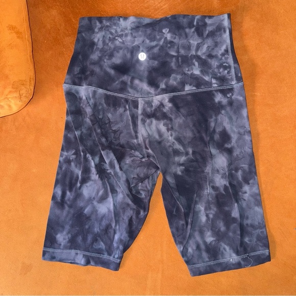 Lululemon ALIGN SUPER HIGH RISE SHORT 10" Diamond Dye Grey | Size 6 | worn once - Picture 4 of 7